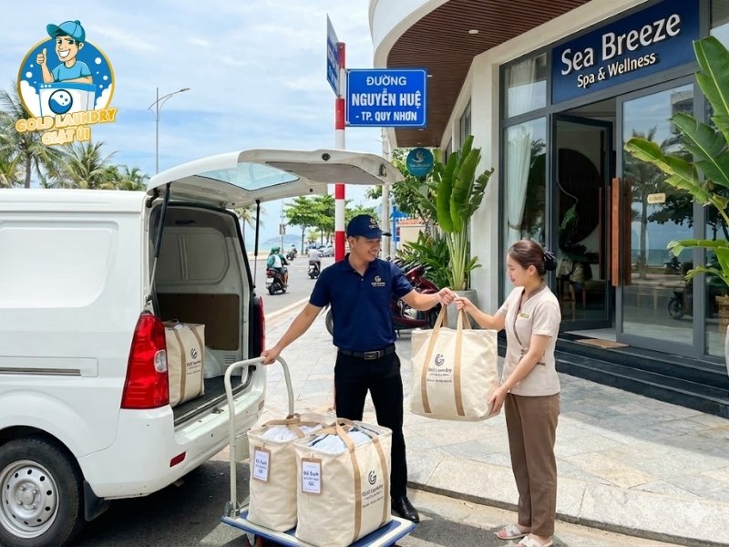 Nhân viên giao hàng của Gold Laundry đang chuyển các túi đồ sạch đến một Spa trên đường Nguyễn Huệ, Quy Nhơn