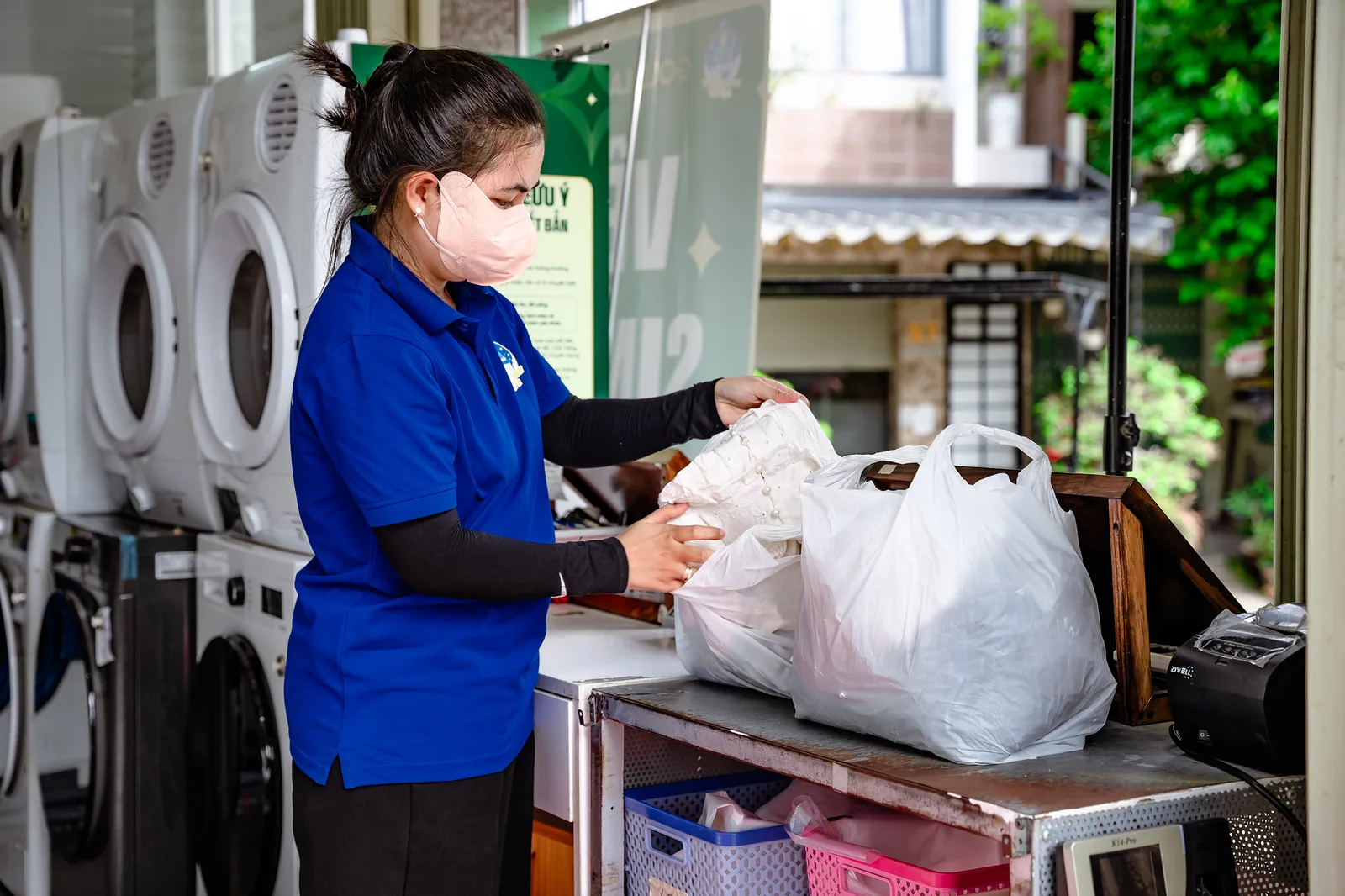 Nhân viên Gold Laundry tiếp nhận và xử lý đồ giặt